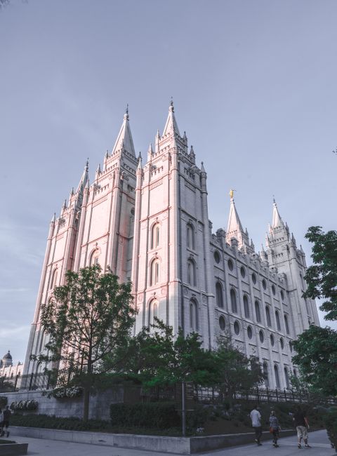 Mormon Church Guide: History, Beliefs, and the Controversies That Divide